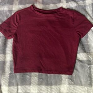Cropped maroon tee